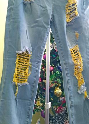 Shein. товар привезен из англии. джинсы скини с желтыми порезами.8 фото