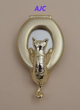 Брошь винтаж зеркальная кот смотрит в унитаз ajc // сундук с сокровищами