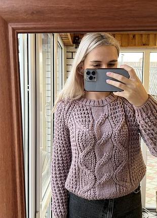 Припинено фіолетовий вкорочений светр з косами спереду крупної вʼязки