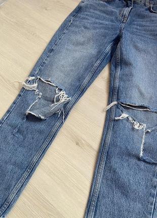 Актуальные джинсы мом, рваные, стильные, модные, базовые4 фото