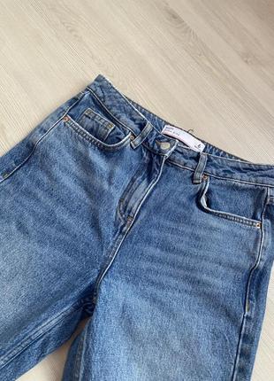 Актуальные джинсы мом, рваные, стильные, модные, базовые5 фото