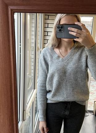 Сірий светр з v подібним вирізом3 фото
