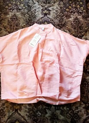 Блузка персикого цвета.