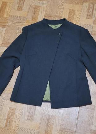 Пиджак женский оригинальный с застежкой под горло на одну пуговицу ассиметричный