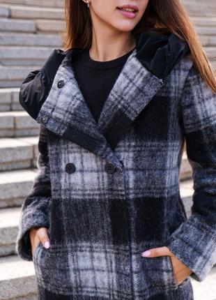 Зимнее пальто из итальянской шерсти классического кроя с капюшоном4 фото