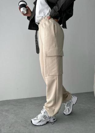 Теплые брюки с накладными карманами на флисе с высокой посадкой на резинке свободного кроя