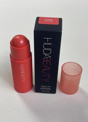 Huda beauty cheeky tint cream blush stick румяна в стеку в оттенке coral cutie