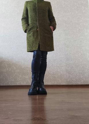 Стилтне пальто зеленого кольору2 фото