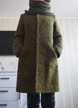 Стилтное пальто зеленого цвета8 фото