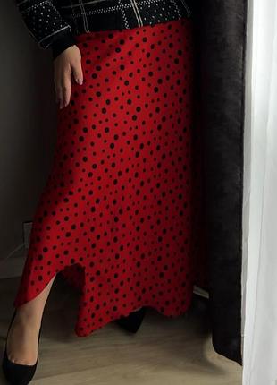 Червона  максі у чорний горох з фігурним краєм