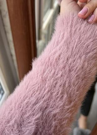 Теплый, приподнятый розовый свитер с чокером под ангору3 фото