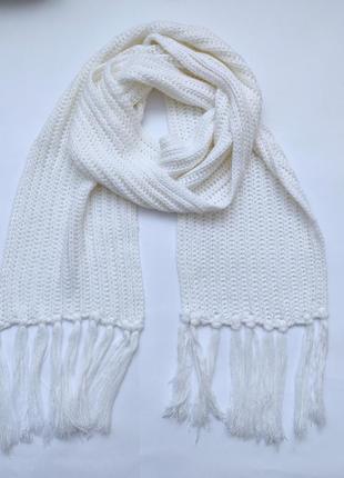 Білий шарф фактурного в'язання з торочками
