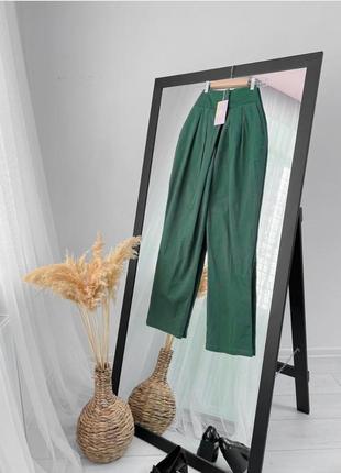 Зеленые брюки прямого кроя