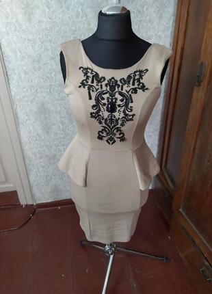 Шикарное нарядное платье с баской1 фото