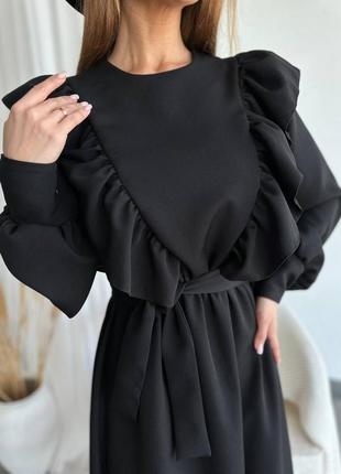 Платье миди с длинными рукавами приталенное с поясом платье с рюшами и воланами стильная трендовая черная бежевая коричневая7 фото