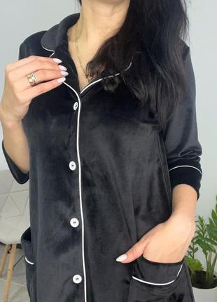 Якісний жіночий велюровий халат на ґудзиках в чорному кольорі2 фото