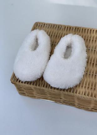 Молочные плюшевые тапочки с антискользящей подошвой
