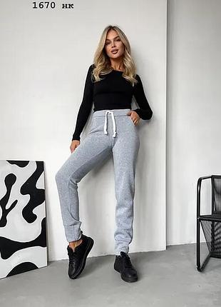 Жіночі штани на флісі
розміри - 42-44, 44-46
тканина - тринитка на флісі.
кольори: меланж, червоний, чорний.6 фото