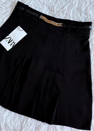 Стильная черная юбка zara с вставками плиссировки и золотой фурнитурой1 фото