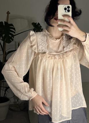 Нежная персиковая викторианская блуза с кружевом и объемным воротником1 фото