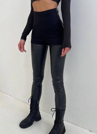 Утепленные брюки лосины из эко кожи с имитацией чулок1 фото