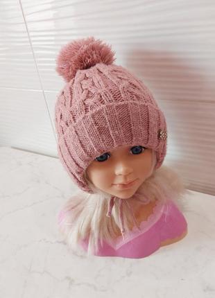 Вязаная косами шапка на флисе цвета розовой пудры 2-4 года6 фото