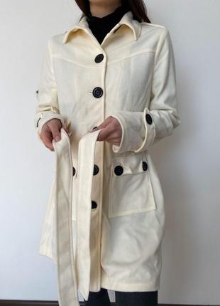Довге пальто жіноче з гудзиками на спині - молочне4 фото