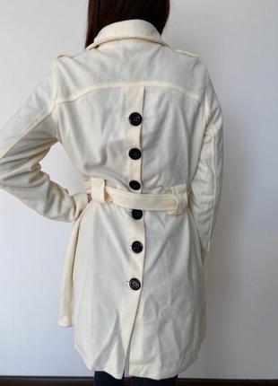 Довге пальто жіноче з гудзиками на спині - молочне8 фото