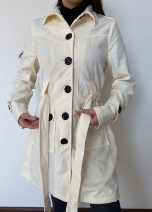 Довге пальто жіноче з гудзиками на спині - молочне3 фото
