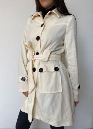 Довге пальто жіноче з гудзиками на спині - молочне1 фото