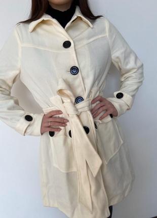 Довге пальто жіноче з гудзиками на спині - молочне2 фото