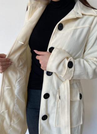 Довге пальто жіноче з гудзиками на спині - молочне6 фото