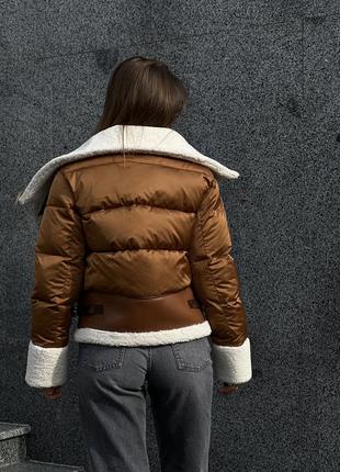 Трендовая женская зимняя короткая куртка с отделкой из эко-меха3 фото