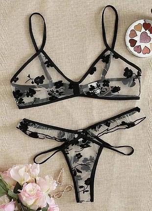 Полупрозрачный комплект белья с бархатными цветами.