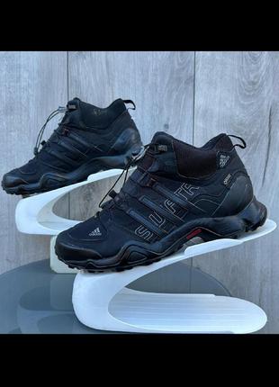 Мужские ботинки кроссовки для туризма adidas terrex swift r mid 59x черные