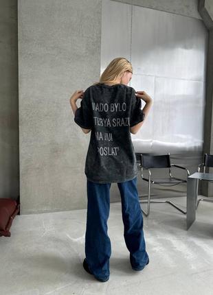 Базова футболка вільного крою з заниженою лінією плеча декорована стразами