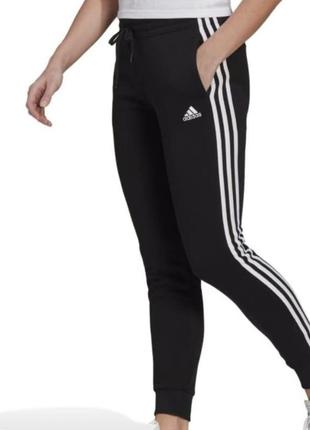 Женские джоггеры adidas sportswear essentials из флиса с тремя полосами1 фото