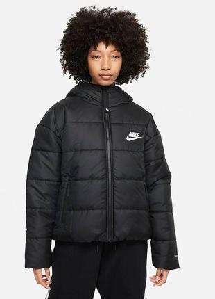 Пуховик зимовий nike жіночий nsw tf rpl classic hd jkt black dj6995-010
оригінал