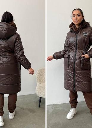 Теплое зимнее стеганое пальто с капюшоном и накладными карманами плащевка на силиконе приталенное с капюшоном на молнии2 фото