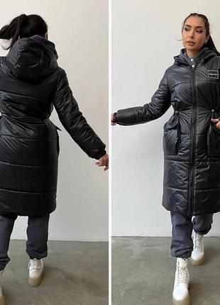 Теплое зимнее стеганое пальто с капюшоном и накладными карманами плащевка на силиконе приталенное с капюшоном на молнии