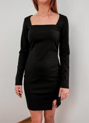 Базовое чёрное платье мини с квадратным вырезом9 фото