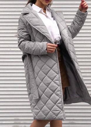Тепле пальто стьобане ромб з кишенями плащівка на синтепоні зимове з поясом комірцем вільного прямого крою3 фото
