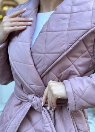 Теплое заявленное стеганое пальто с капюшоном, длинное фрезовое пальто с поясом на зиму5 фото