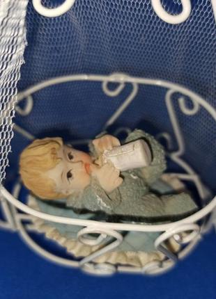 Новорожденный подарок на день рождения мальчик в кроватке в люльке фигурка статуэтка2 фото