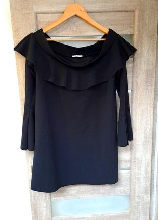 Чорна сукня з відкритими плечима3 фото