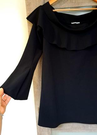 Чорна сукня з відкритими плечима4 фото