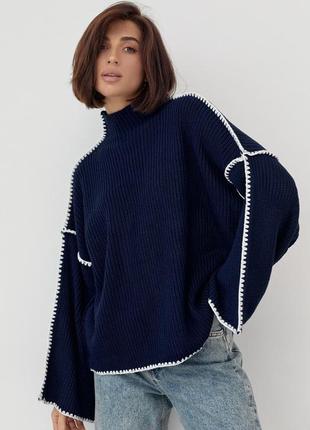Вязаный свитер с декоративными швами