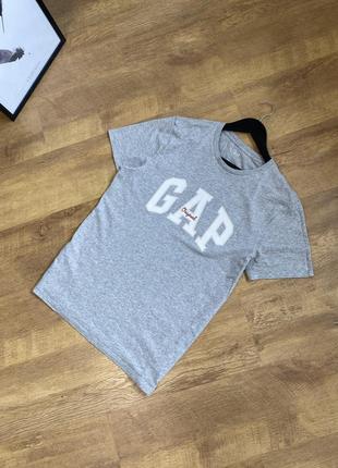 Gap футболка сіра з лого
