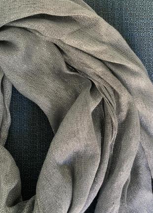 Шарф серого цвета с серебряной (серебристой) нитью2 фото