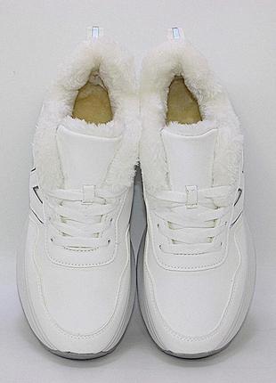 Стильные зимние белые женские кроссовки на толстой подошве с эко-хутром, экокожа,женая обувь на зиму5 фото